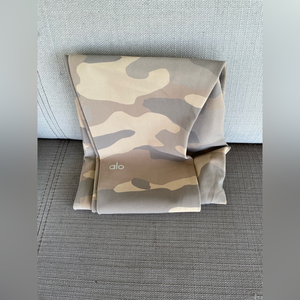 ALO Yoga Women's Camo Leggings in Beige and Taupe